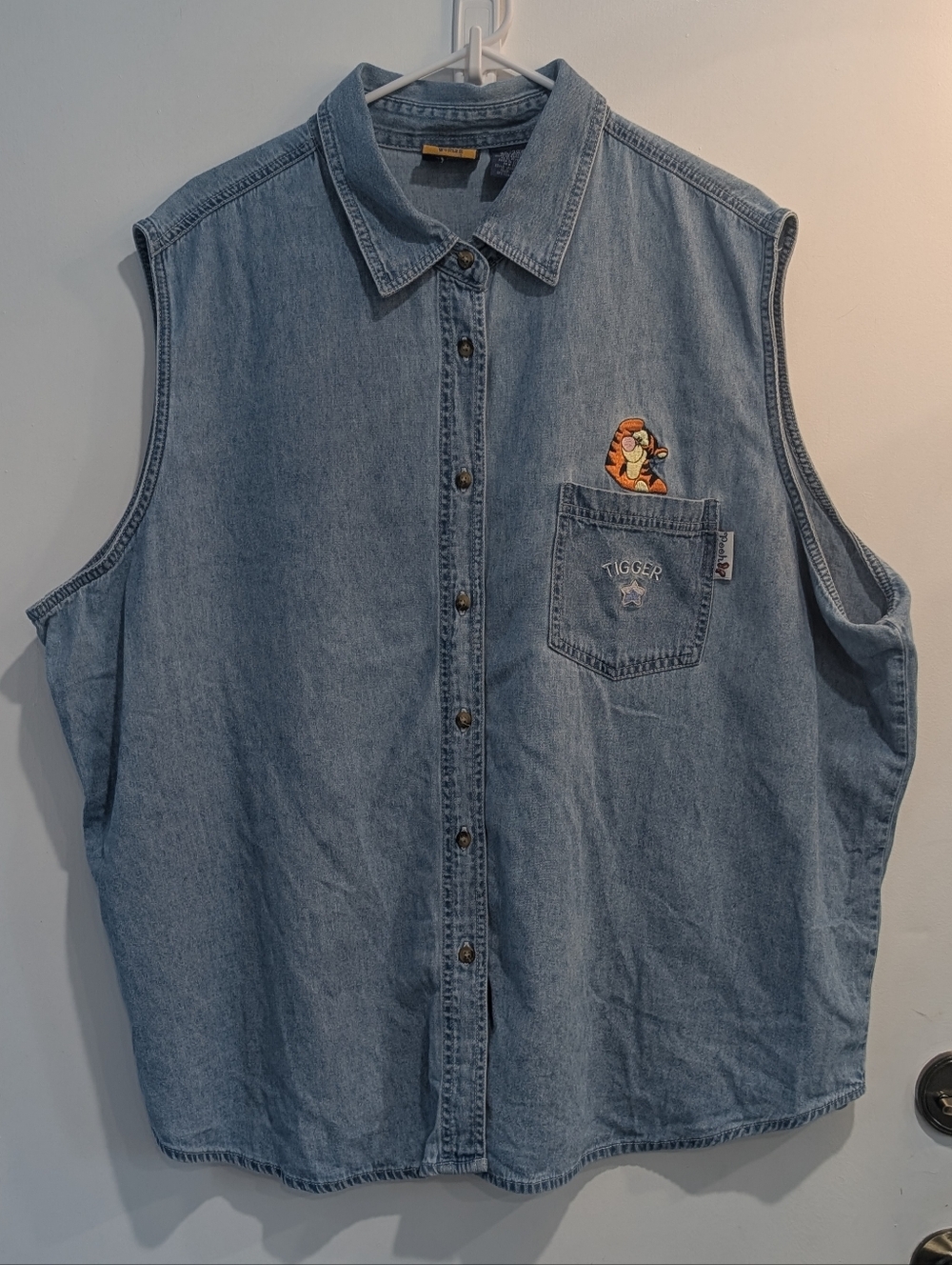 Disney VTG Pooh Sleeveless Light Wash Denim Shirt Embroidered Tigger Size 26/28W